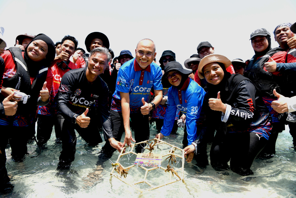 Mohd Shukri (tiga dari kiri) melancarkan edisi ke-10 MYCORAL 10 di Perkampungan Rhu 10, Terengganu.