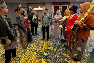 Kehadiran Ketua Pengarah Pendidikan, Datuk Dr Mohd Azam Ahmad (tengah) semasa Anugerah Tokoh Nilam Kebangsaan 2026 menyerikan lagi majlis tersebut. 