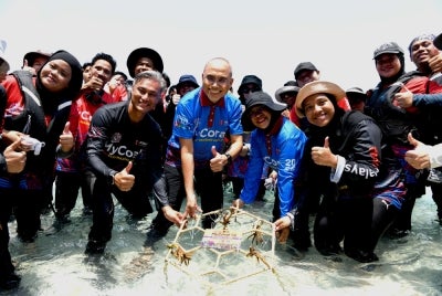 Mohd Shukri (tiga dari kiri) melancarkan edisi ke-10 MYCORAL 10 di Perkampungan Rhu 10, Terengganu. 