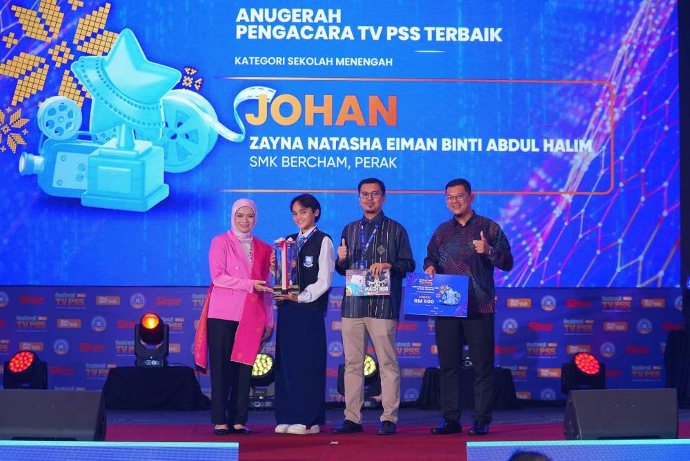 Anugerah Pengacara TV PSS Terbaik disandang pelajar SMK Bercham, Zayna Natasha Eiman. 