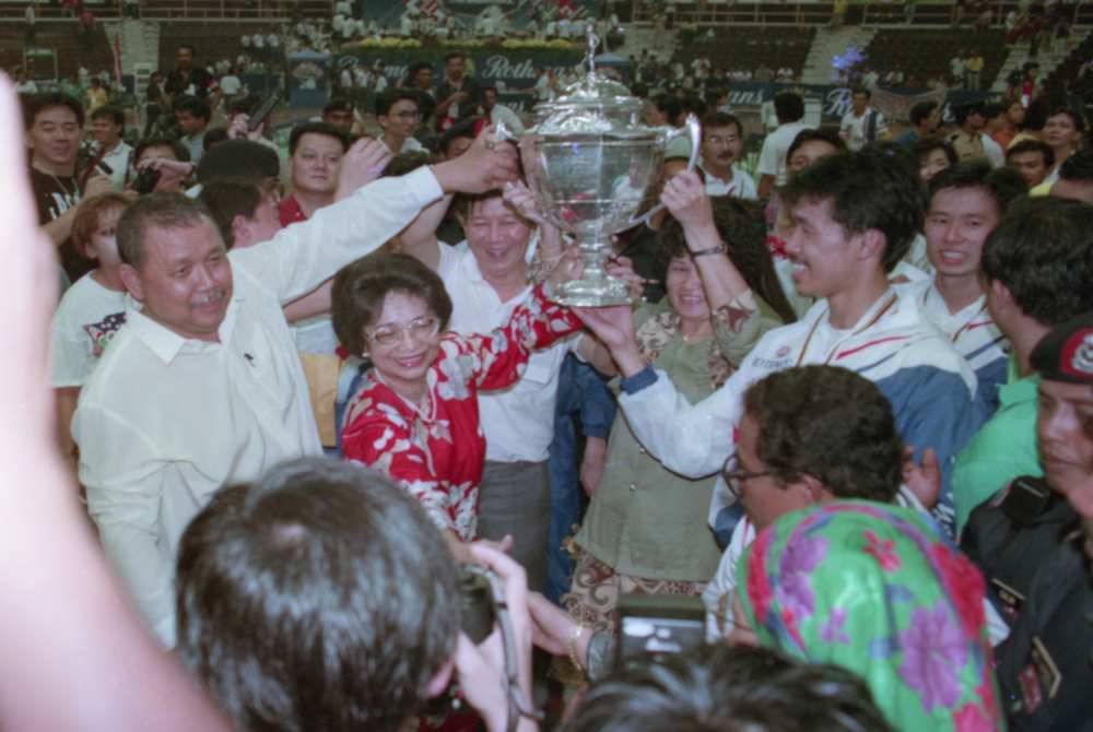 JULANG PIALA... Dr Hasmah yang ketika itu sebagai Penaung Persatuan Badminton Malaysia (BAM) bersama pasukan badminton Malaysia yang menjuarai Piala Thomas 1992 di laman sendiri.