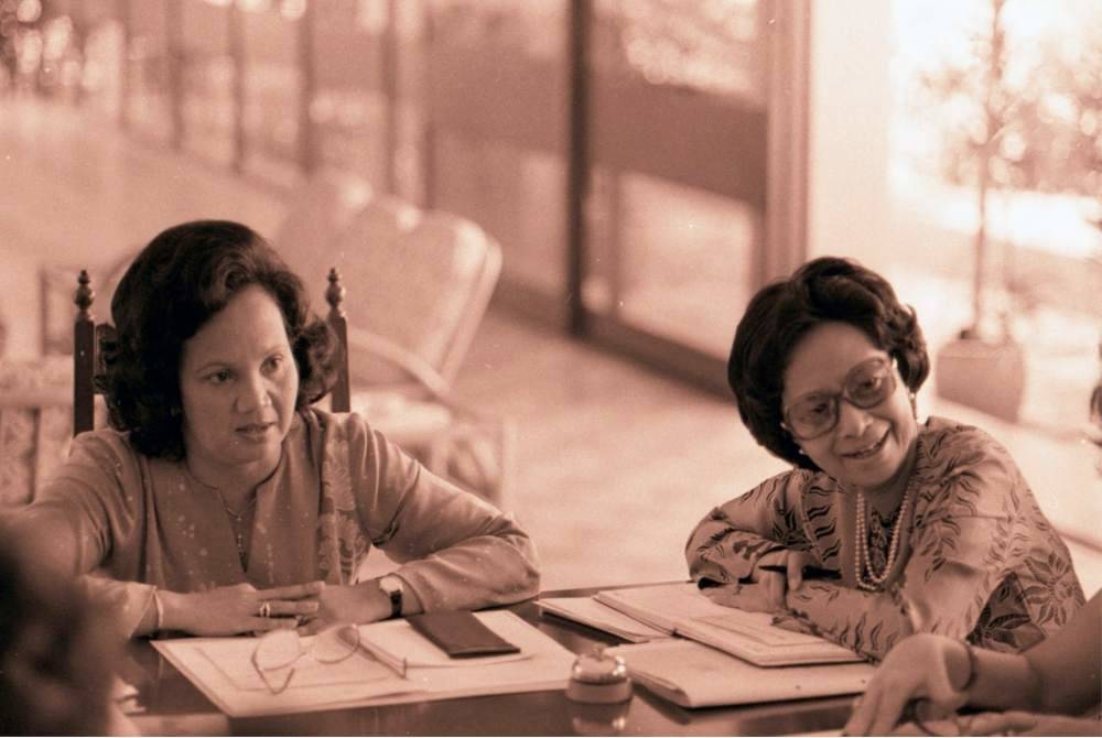 31 MEI 1980... Dr Hasmah bersama isteri Perdana Menteri, Datin Suhaila Mohd Noah ketika ditemu bual media. Suhaila merupakan isteri kepada Perdana Menteri ketiga Malaysia Tun Hussein Onn. Sumber: Bernama