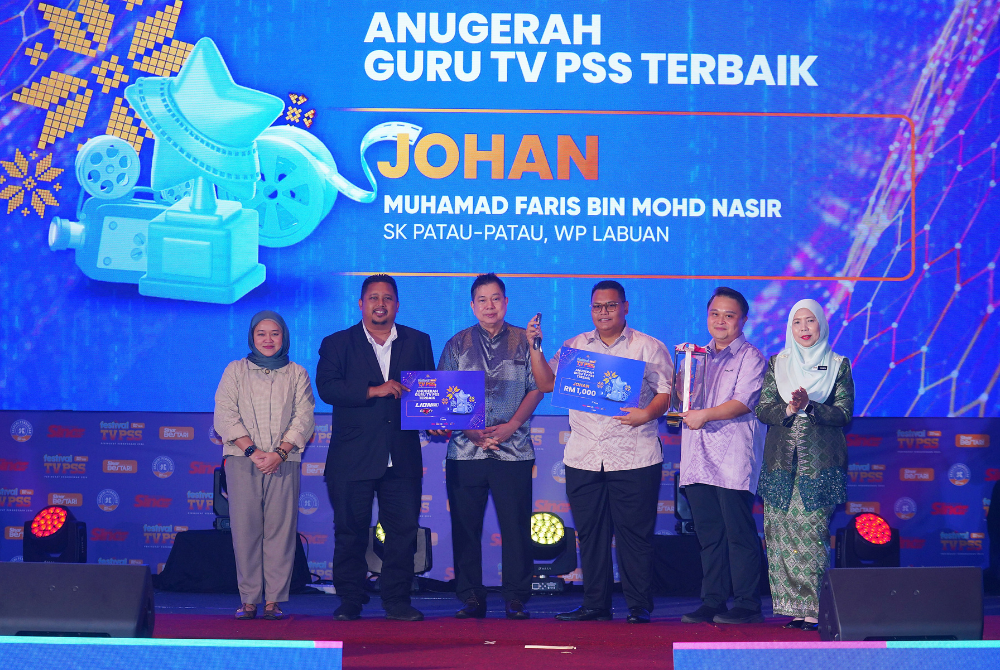 Yang Mulia Tengku Datuk Dr Hishamuddin Zaizi Yang Amat Mulia Bendahara Azman Shah Alhaj (tiga dari kiri) bersama Izwan (dua dari kiri) menyampaikan kunci motosikal dan cek cura kepada Muhamad Faris (tiga dari kanan) sebagai pemenang Anugerah Guru TV PSS Terbaik 2026. 