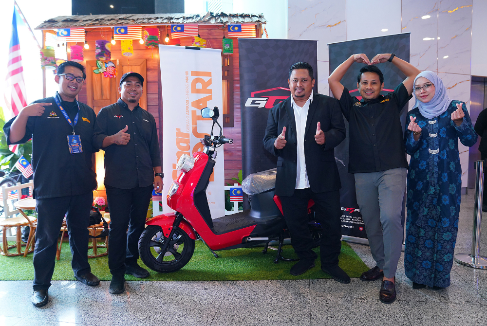 Izwan (tiga dari kanan) bersama karyawan Sinar Karangkraf sebelum Festival TV PSS Sinar Bestari Peringkat Kebangsaan 2026 membuka tirai di Hotel Premiere Klang pada Khamis lalu. 