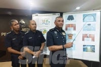 Alzafny (kanan) menunjukkan gambar getah paip yang digunakan suspek untuk memukul mangsa. 
