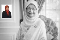 Allahyarhamah Tun Dr Hasmah menghembuskan nafas terakhir pada usia 100 tahun Isnin lalu. Gambar kecil: Dr Siti Aishah 