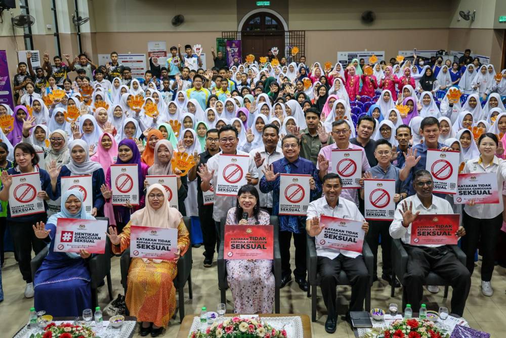 Lim Hui Ying (duduk, tengah) bersama para peserta Program Toleransi Sifar Keganasan: Respect the Boundaries di Sekolah Menengah Kebangsaan Agama (Perempaun) Al-Mashoor pada Rabu.