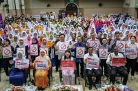 Lim Hui Ying (duduk, tengah) bersama para peserta Program Toleransi Sifar Keganasan: Respect the Boundaries di Sekolah Menengah Kebangsaan Agama (Perempaun) Al-Mashoor pada Rabu. 