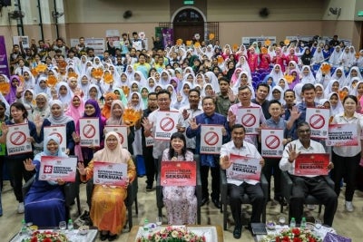 Lim Hui Ying (duduk, tengah) bersama para peserta Program Toleransi Sifar Keganasan: Respect the Boundaries di Sekolah Menengah Kebangsaan Agama (Perempaun) Al-Mashoor pada Rabu. 