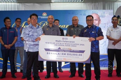 SMK Benoni turut menerima sumbangan CSR daripada agensi KPDN dan syarikat swasta. 