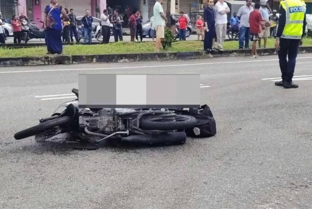 Motosikal dinaiki bertembung dengan sebuah kereta di Jalan Perpaduan berhampiran Taman Perpaduan Ria, Tambun pada Jumaat.