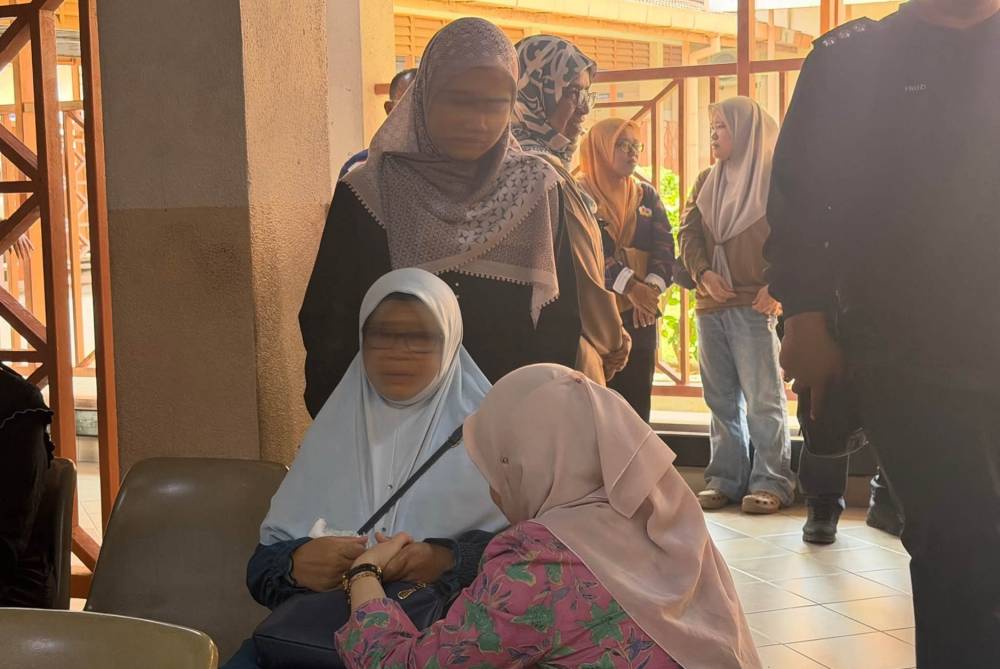 Fadhlina menenangkan keluarga Irene Sofiya yang maut dipercayai dibunuh di sebuah sekolah menengah di Yong Peng pada petang Sabtu.