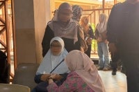 Fadhlina menenangkan keluarga Irene Sofiya yang maut dipercayai dibunuh di sebuah sekolah menengah di Yong Peng pada petang Sabtu.