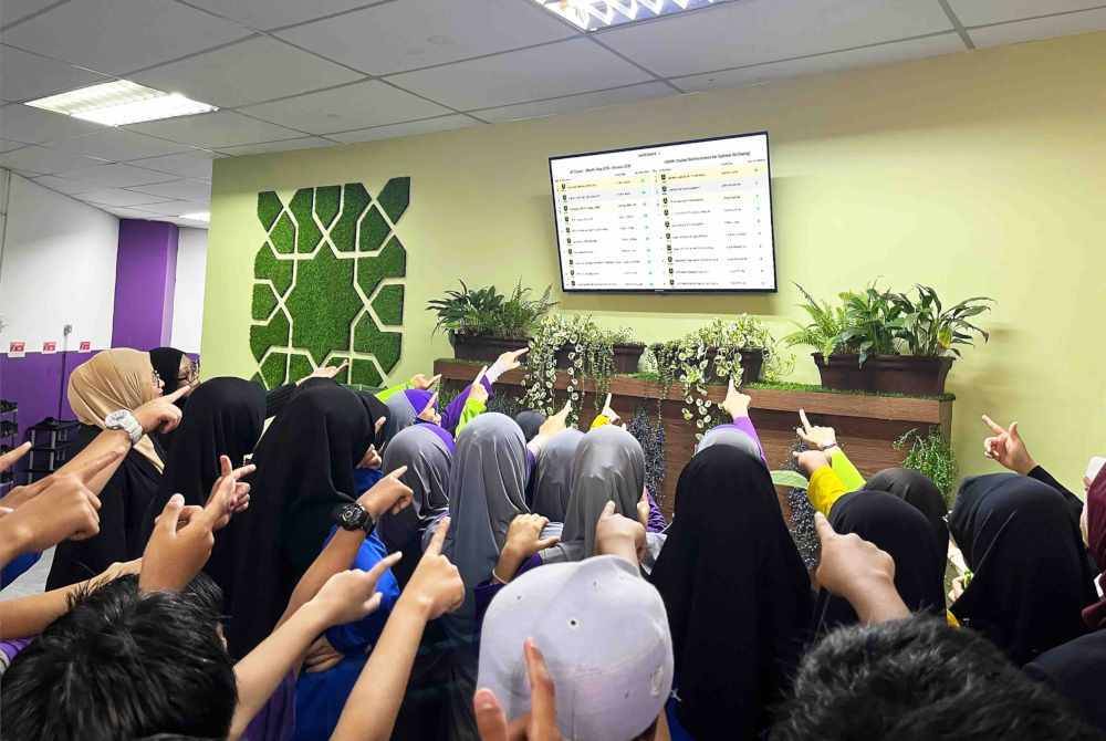 Setiap kebaikan dihargai... Murid Al-Amin Darul Musthofa melihat pencapaian mereka pada paparan Akhlaq360 yang menggalakkan amalan baik dan membina budaya positif di sekolah.