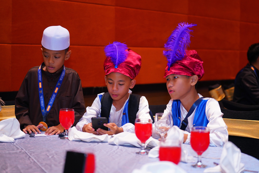 Apabila siang dipenuhi kamera, bengkel dan tugasan, malam pula membuka ruang untuk peserta menonjolkan sisi yang berbeza.
Malam kebudayaan yang bertemakan ‘Arabic Night’ menjadi antara detik paling santai dan meriah apabila peserta tampil dengan pelbagai busana serta karakter, menceriakan suasana selepas beberapa hari mengikuti aktiviti ilmiah.
Ada yang tampil dalam pakaian tradisional, ada yang menyertai aktiviti bertemakan budaya, malah pentas turut menjadi ruang untuk peserta bergaya dan mengabadikan kenangan bersama rakan baharu.