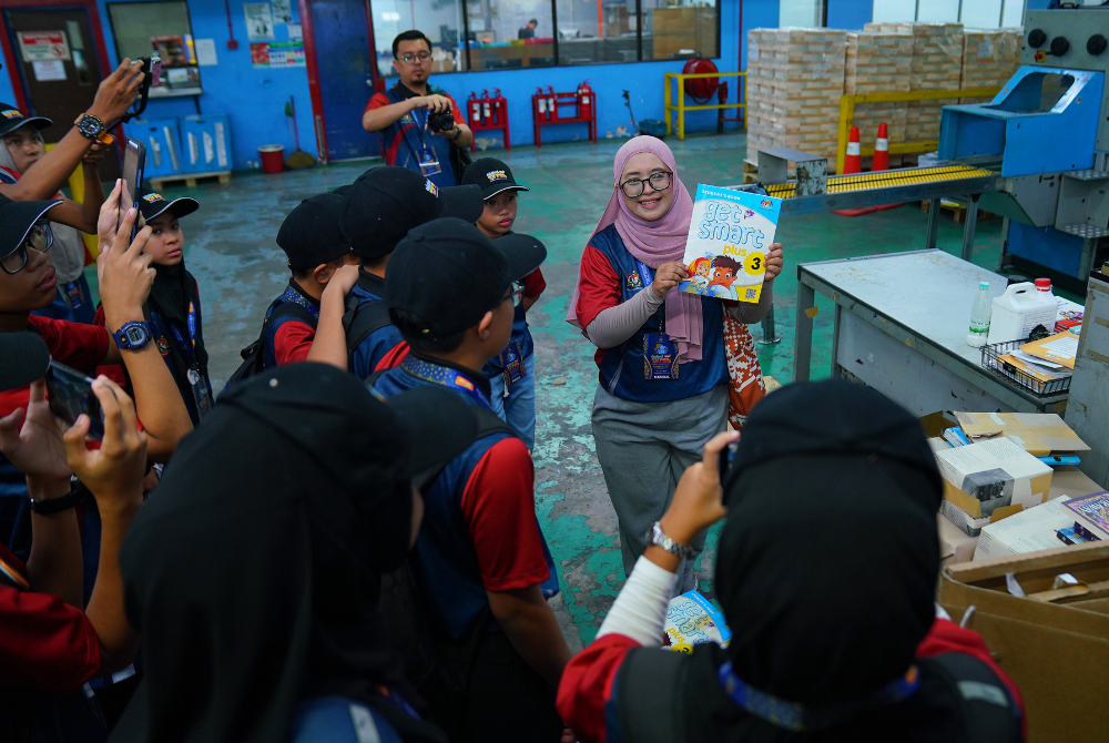 Peserta dan guru pembimbing berpeluang melihat proses percetakan al-Quran, novel, buku-buku dan surat akhbar di kilang percetakan Ultimate Print Sdn Bhd (UPSB).