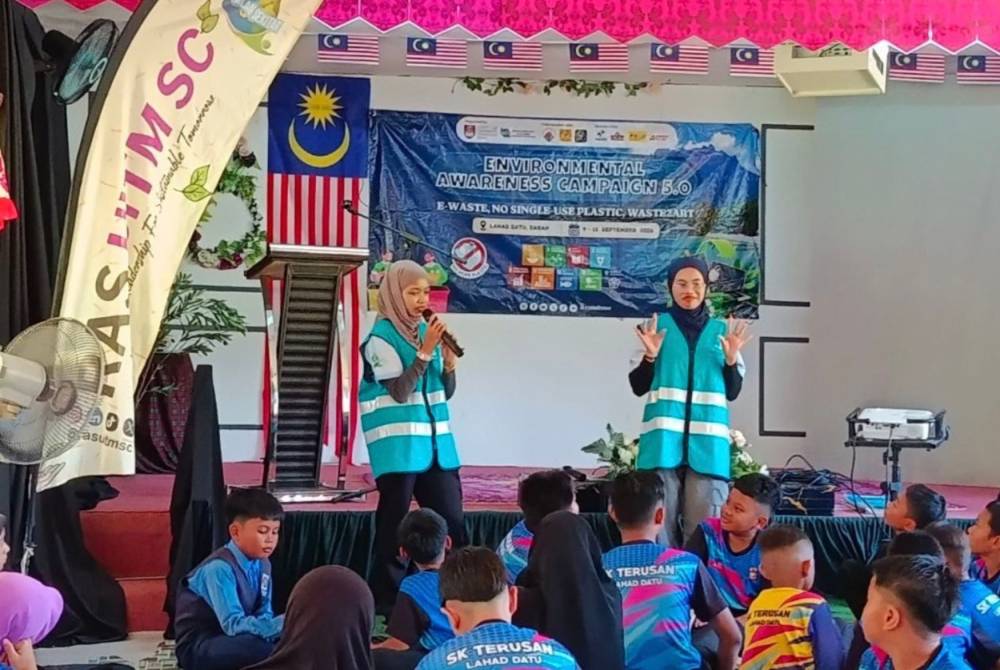 Auni Sakinah (kiri) sedang mengadakan sesi 'What Is Hygiene?' yang memberi pendedahan mengenai kepentingan kebersihan diri.