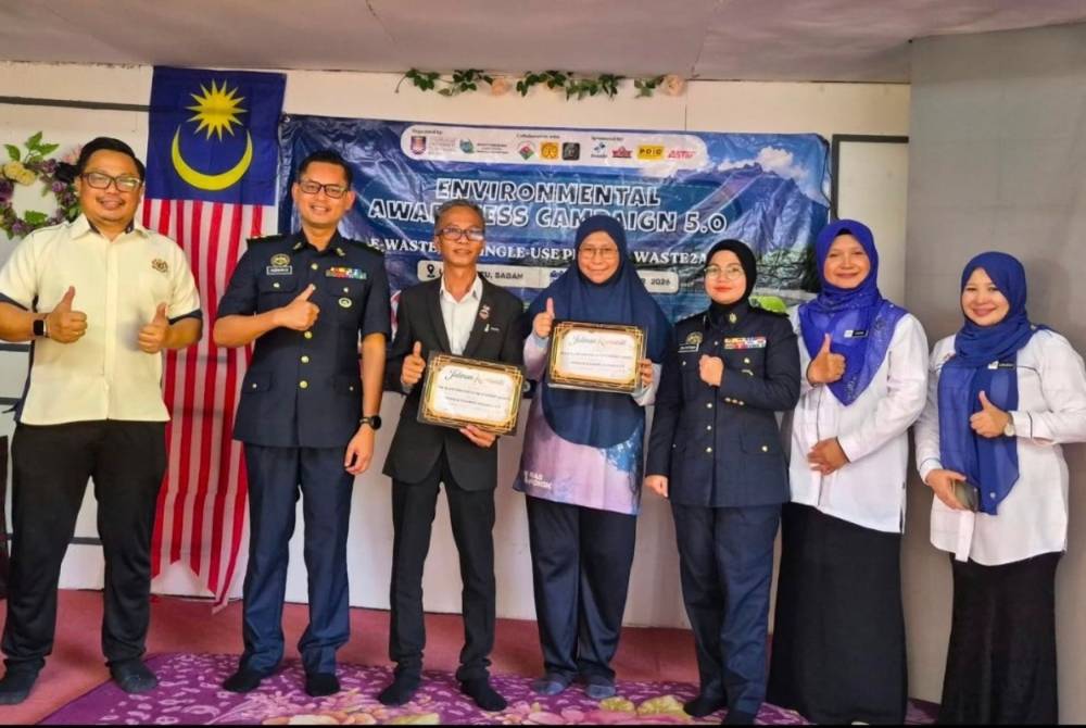 Mohd Sapihi (tiga dari kiri) dan Nur Ain (empat dari kanan) bersama tetamu khas.