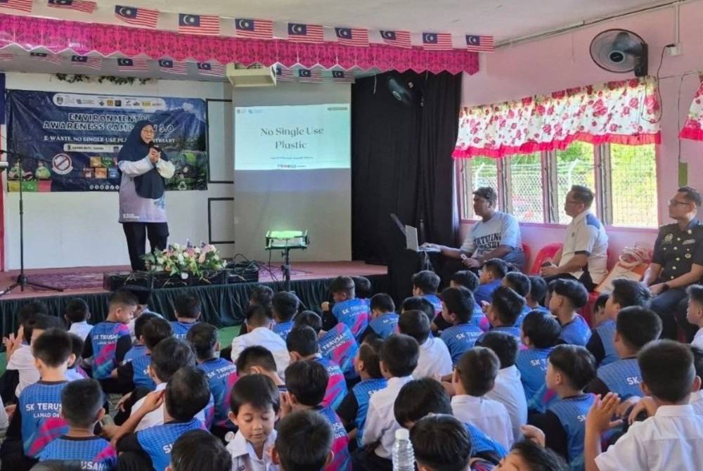 Nur Ain sedang menyampaikan ucapan pengenalan program. 