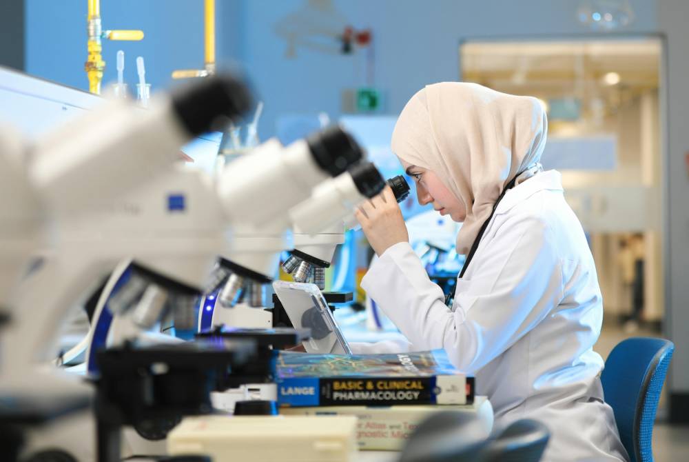 Penglibatan saintis di peringkat sekolah diharap dapat memberi inspirasi kepada pelajar untuk menjadikan STI sebagai pilihan kerjaya pada masa hadapan. Foto: Canva