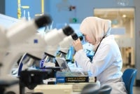 Penglibatan saintis di peringkat sekolah diharap dapat memberi inspirasi kepada pelajar untuk menjadikan STI sebagai pilihan kerjaya pada masa hadapan. Foto: Canva