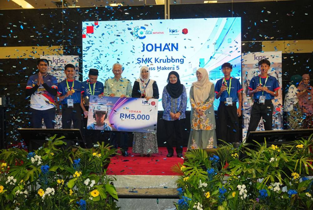 Pasukan Kruss Makers 5 dari SMK Krubong bersama trofi dan hadiah kemenangan selepas menjuarai pertandingan menerusi Smart AI Flood Sensor.