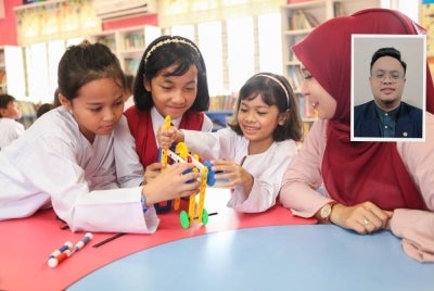 Di sebalik seorang pendidik yang berdiri di hadapan kelas, terdapat seorang manusia yang mempunyai emosi, keluarga, tanggungjawab, cita-cita, kebimbangan dan keletihan yang mungkin tidak pernah dilihat oleh sesiapa. Foto: Canva. Gambar kecil: Dr Muhammad Haziq