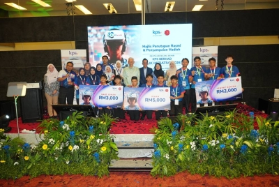 Para pemenang bersama tetamu kehormat dan rakan strategik program selepas Majlis Penutupan Rasmi dan Penyampaian Hadiah Pertandingan Akhir KPS Berhad Celik Initiative 2026 di Kuala Lumpur. 