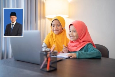 Mengajar dalam talian bukan sekadar memindahkan syarahan ke skrin, tetapi memerlukan kaedah, bahan, aktiviti dan penilaian yang berbeza. Foto: Canva. Gambar kecil: Profesor Madya Dr Abdul Hanis