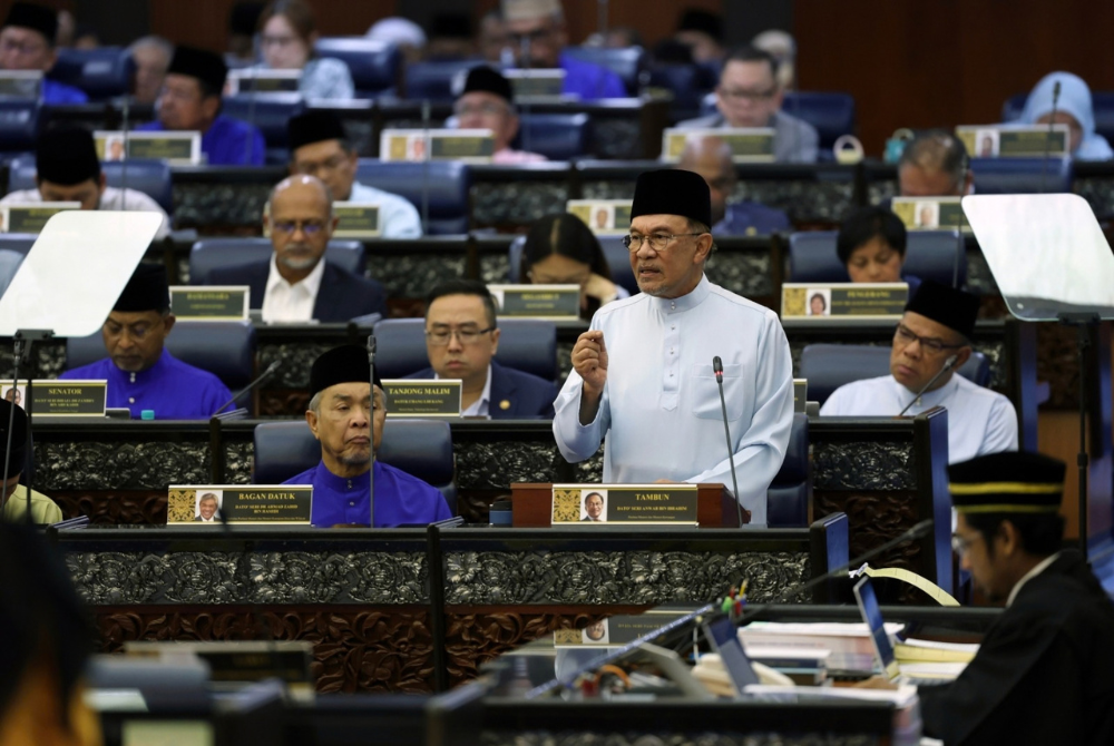 Anwar membentangkan Belanjawan 2027 di Dewan Rakyat hari ini - Foto Bernama