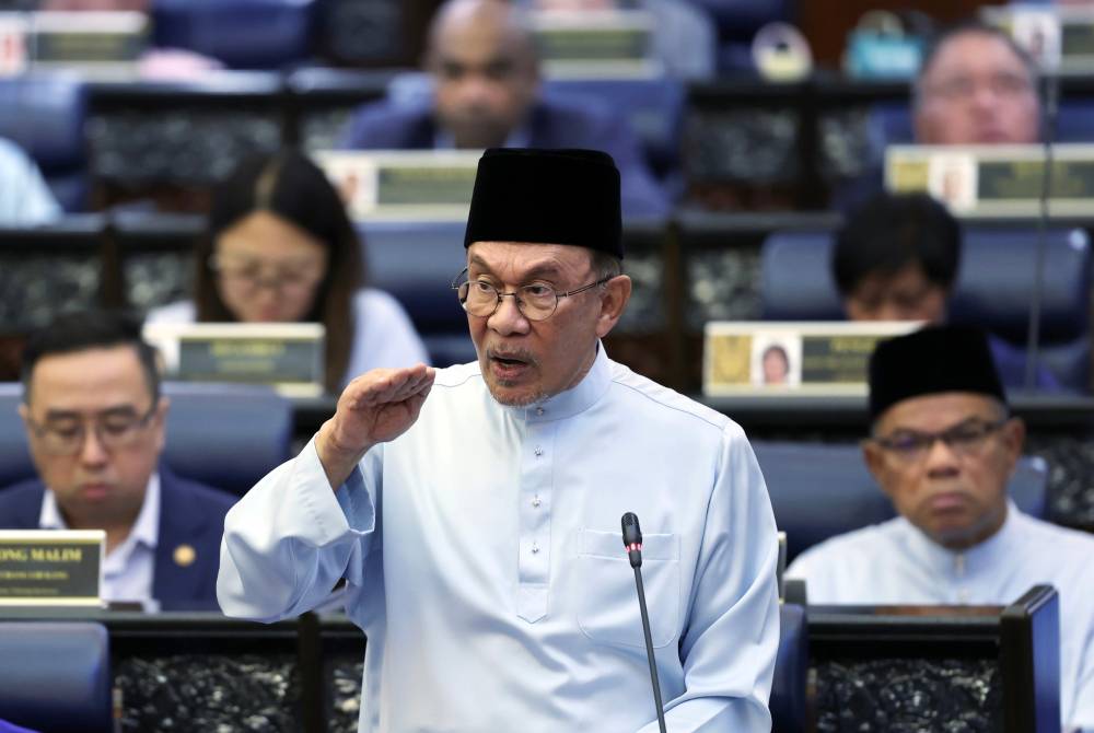 Anwar ketika membentangkan Belanjawan 2027 di Dewan Rakyat. Foto: Bernama