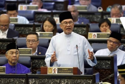 Anwar yang juga Menteri Kewangan, membentangkan Belanjawan 2027 di Dewan Rakyat hari ini. Foto: Bernama