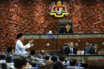 Anwar membentangkan Belanjawan 2027 di Dewan Rakyat pada Jumaat. Foto: Bernama