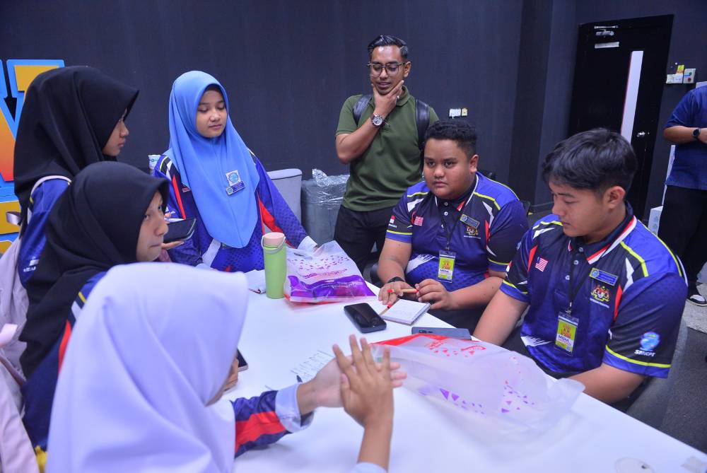Sebelum memulakan rakaman video, kru perlu mengadakan perbincangan bagi menyelaraskan jalan cerita, menyusun perancangan penggambaran dan membahagikan tugas masing-masing. FOTO: ASRIL ASWANDI SHUKOR