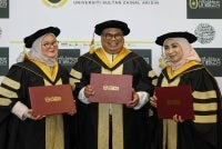 Dari kiri Shamsida, Mohd Johari dan Norazura berjaya memperoleh PhD dalam bidang Pengurusan Kepimpinan Pendidikan daripada UniSZA. 