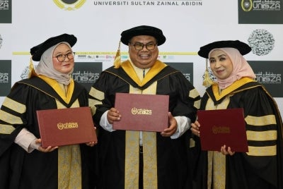 Dari kiri Shamsida, Mohd Johari dan Norazura berjaya memperoleh PhD dalam bidang Pengurusan Kepimpinan Pendidikan daripada UniSZA. 