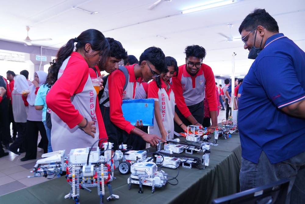 Fiesta STEM TVET 2026 Peringkat Negeri Selangor dianjurkan sebagai salah satu inisiatif untuk menyemarakkan minat murid terhadap bidang berkenaan menerusi pelbagai aktiviti pembelajaran yang interaktif dan menyeronokkan. FOTO: MOHD HALIM ABDUL WAHID