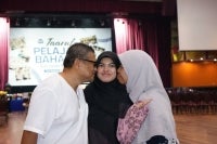 Kejayaan Zulfati Husna (tengah) bukan sahaja membawa kebanggaan, malah membuka laluan kepadanya untuk melanjutkan pengajian tinggi dengan bantuan tajaan pendidikan.