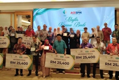 Pihak pengurusan TZA bersama wakil pihak sekolah selepas sesi penyampaian sumbangan pada Majlis Kirana Budi Yayasan TZA. 