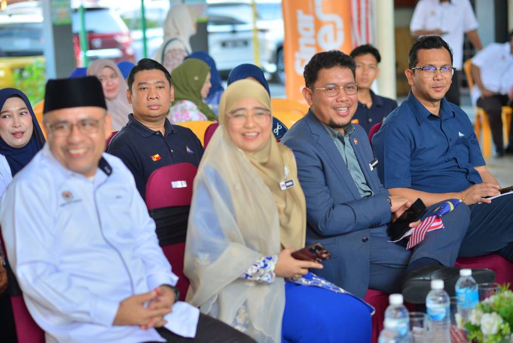 Masita (dua dari kiri) bersama tetamu kehormat Riuh Sekolahku Merdeka di SK Raja Muda. FOTO: ASRIL ASWANDI SHUKOR