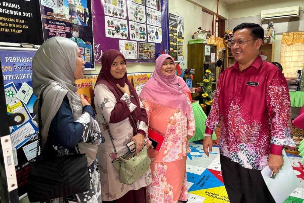 Abdul Ghani (kanan) mudah untuk bekerjasama dan berkongsi maklumat bersama rakan seangkatan. 