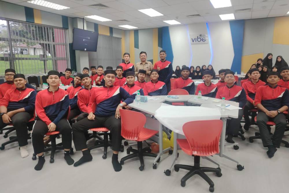 Abdul Ghani (tengah) merakam momen bersama murid-murid dalam satu sesi pembelajaran. 