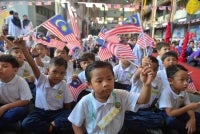 KIBARAN JALUR GEMILANG... Keriangan dan keseronokan murid-murid menyambut Hari Malaysia, baru-baru ini. FOTO: ASRIL ASWANDI SHUKOR