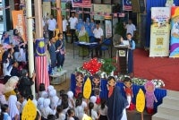 IKRAR... Sebelum program bermula, murid-murid dan para hadirin melafazkan ikrar. FOTO: ASRIL ASWANDI SHUKOR 