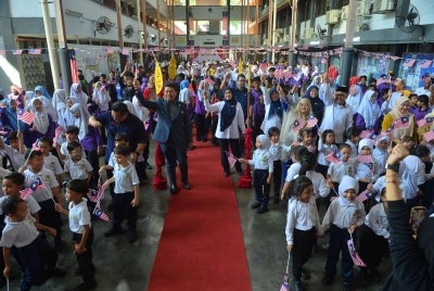 Kemeriahan dan keseronokan murid meraikan Hari Malaysia di SK Raja Muda. FOTO: ASRIL ASWANDI SHUKOR