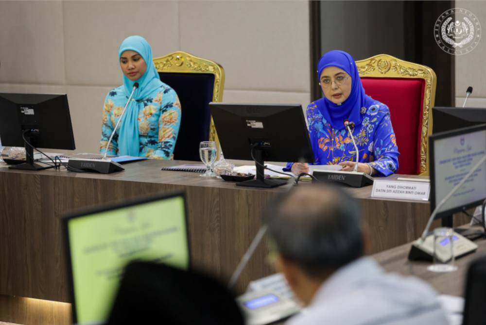 Raja Zarith Sofiah (kanan) bertitah mengenai PdPR sempena Sesi Menghadap Takzim Kerajaan Negeri Johor, Ibu Bapa serta Warga Pendidik Berhubung Isu Jerebu dan Persekolahan yang berlangsung di Bilik Mesyuarat Kesidang, Menara Majlis Bandaraya Johor Bahru (MBJB), pada Isnin. Foto: Ihsan Facebook Sultan Ibrahim Sultan Iskandar
