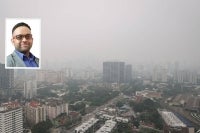 Jerebu juga boleh menyebabkan individu mengalami masalah kulit seperti kegatalan dan jerawat, selain mata kering atau ketidakselesaan akibat pendedahan kepada udara tercemar dan cuaca panas. Foto: Bernama. Gambar kecil: Profesor Madya Dr Syed Sharizman 