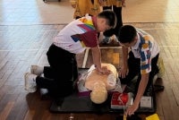 Menerusi latihan berkenaan, peserta diberikan pendedahan tentang teknik Hands-Only CPR atau resusitasi kardiopulmonari menggunakan tekanan dada sahaja serta cara menggunakan alat AED.  