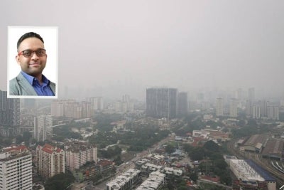 Jerebu juga boleh menyebabkan individu mengalami masalah kulit seperti kegatalan dan jerawat, selain mata kering atau ketidakselesaan akibat pendedahan kepada udara tercemar dan cuaca panas. Foto: Bernama. Gambar kecil: Profesor Madya Dr Syed Sharizman 