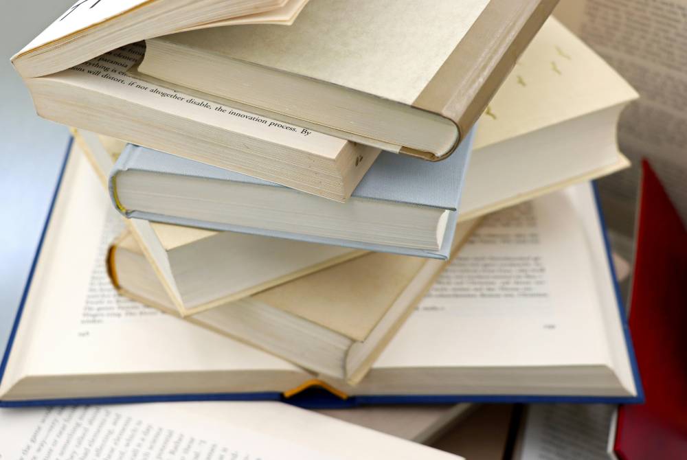 Membaca akhbar, rencana, buku ilmiah dan bahan bacaan berkualiti dapat membantu pelajar menambah kosa kata serta meluaskan pengetahuan am. Pengetahuan ini boleh digunakan untuk menghasilkan karangan yang lebih menarik dan meyakinkan. Foto: Canva